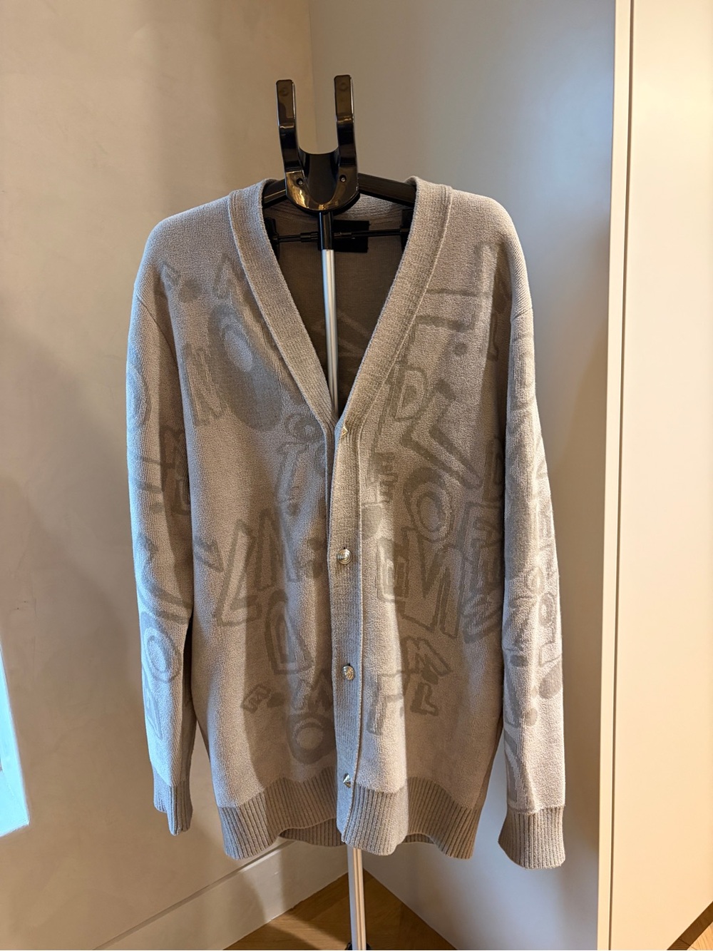 Men's We11done Light Gray Graphic V-Neck Cardigan Sweater
